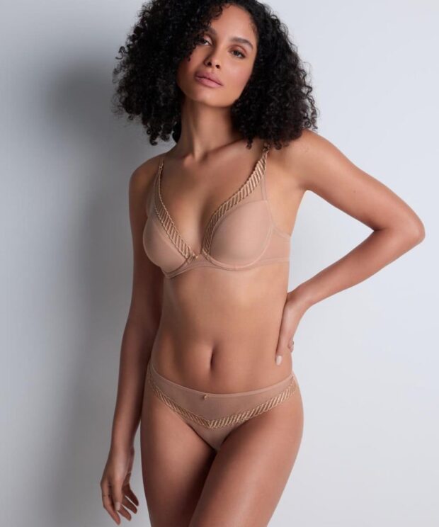 Sheer emotion stringai 4M26/sand